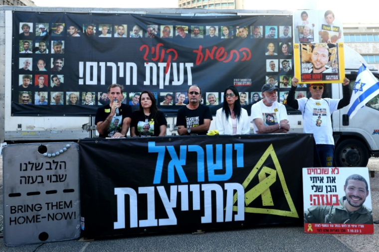 Manifestation, organisée par les familles des otages israéliens retenus dans la bande de Gaza depuis octobre 2023, appelant à agir pour obtenir leur libération et un cessez-le-feu dans la guerre contre le Hamas, le 26 août 2025 à Tel-Aviv ( AFP / Jack GUEZ )