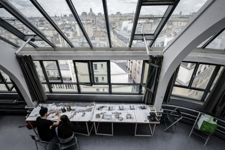 Des étudiants en architecture travaillent sur leurs projets au sein de l'Ecole nationale supérieure d’architecture à Paris, le 13 mai 2025 ( AFP / STEPHANE DE SAKUTIN )