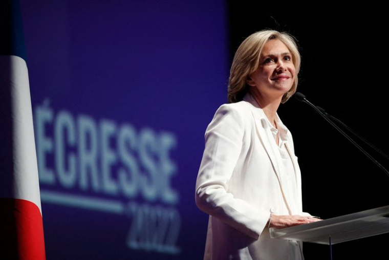 FRANCE/PRÉSIDENTIELLE : UN DUEL MACRON-PÉCRESSE PRIVILÉGIÉ AU SECOND TOUR, SELON UN SONDAGE