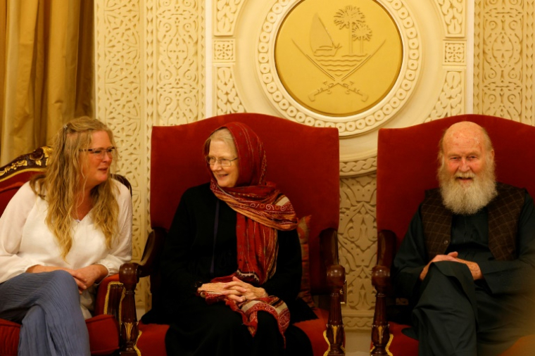 Sarah Entwistle (g) et ses parents Barbie (c) et Peter Reynolds après leur arrivée à l'aéroport de Doha, le 19 septembre 2025 au Qatar ( AFP / Karim JAAFAR )