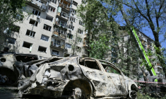 Des voitures détruites devant un bâtiment résidentiel gravement endommagé  russe à Kyiv le 18 juin 2025 à la suite d'une vaste frappe de missile sur la capitale ukrainienne ( AFP / Genya SAVILOV )