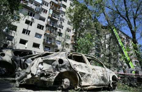 Des voitures détruites devant un bâtiment résidentiel gravement endommagé  russe à Kyiv le 18 juin 2025 à la suite d'une vaste frappe de missile sur la capitale ukrainienne ( AFP / Genya SAVILOV )