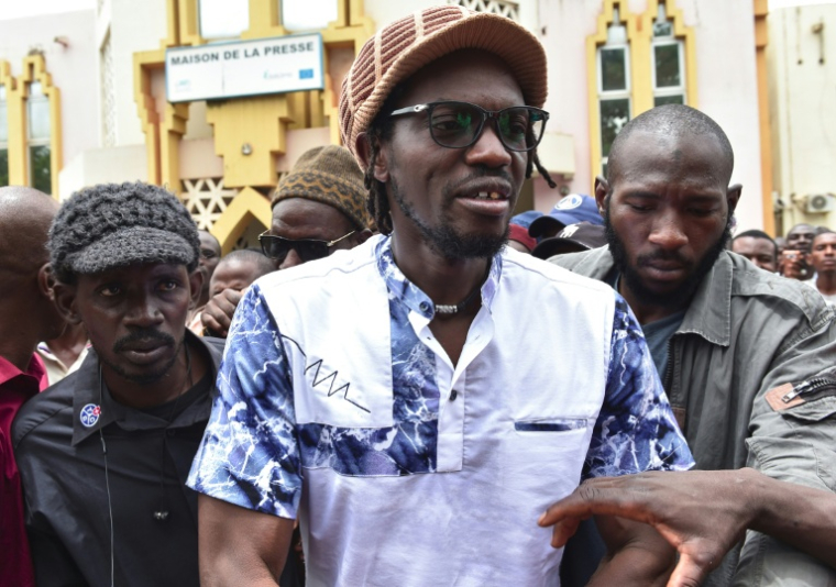 Le chroniqueur malien Mohamed Youssouf Bathily, alias Ras Bath, sort de la maison de la presse le 1er août 2018 à Bamako, après avoir participé à une conférence de presse organisée par des leaders de l'opposition au Mali ( AFP / ISSOUF SANOGO )
