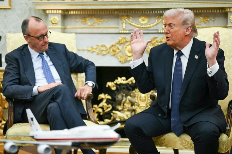 Donald Trump et Friedrich Merz, dans le Bureau ovale de la Maison blanche, le 3 mars 2026 ( AFP / ANDREW CABALLERO-REYNOLDS )