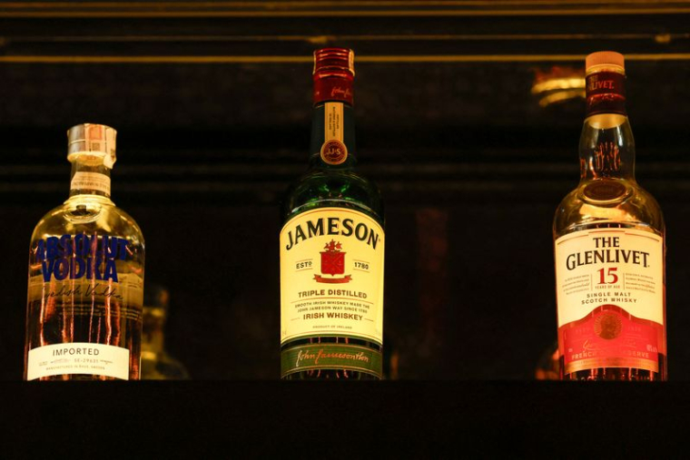 Les bouteilles des marques de Pernod Ricard sont exposées dans un bar