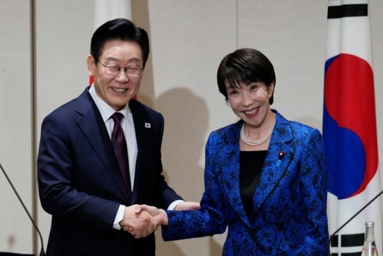 La Première ministre japonaise Sanae Takaichi et le président sud-coréen Lee Jae Myung, le 13 janvier 2026 à Nara, dans l'ouest du Japon ( POOL / Eugene Hoshiko )