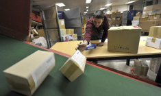 Un travailleur dans un centre logistique de Slovénie à Ljubljana