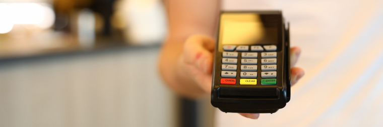 Pour toucher les plus jeunes, les moins fortunés ou les plus économes, le micro-don est une forme de solidarité qui gagne de plus en plus de terrain dans l'hexagone. (Crédit photo © H_Ko - stock.adobe.com)