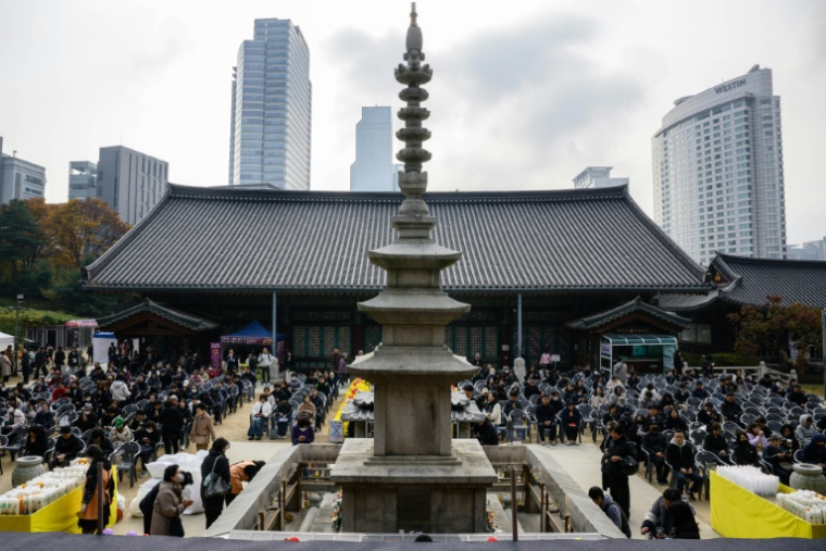 Des bouddhistes prient au temple Bongeunsa pendant que les élèves passent leur examen annuel, le Suneung, à Séoul en Corée-du-Sud, le 13 novembre 2025 ( AFP / ANTHONY WALLACE )