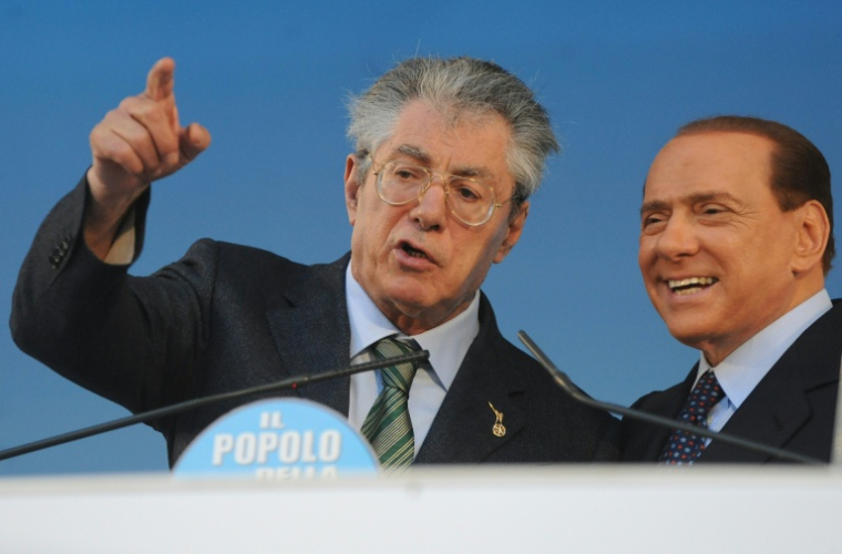 Silvio Berlusconi d), alors Premier ministre italien, et le leader de la Ligue du Nord, Umberto Bossi, lors d'un meeting pré-électoral, le 20 mars 2010 à Rome ( AFP / TIZIANA FABI )