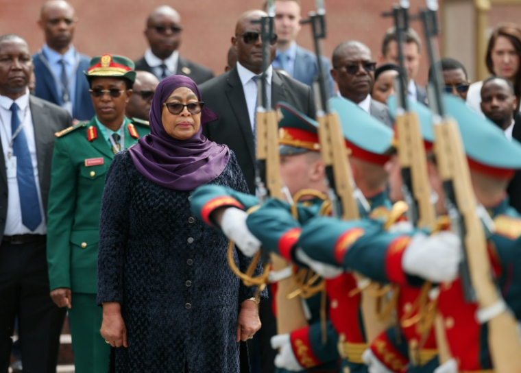 La présidente tanzanienne Samia Suluhu Hassan assiste à une cérémonie de dépôt de gerbe sur la Tombe du Soldat inconnu, près du mur du Kremlin, le 3 juin 2026 à Moscou ( POOL / Ramil Sitdikov )