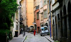Une rue pavée de la vieille ville de Lyon le 28 juillet 2023 ( AFP / EMMANUEL DUNAND )