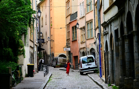 Une rue pavée de la vieille ville de Lyon le 28 juillet 2023 ( AFP / EMMANUEL DUNAND )
