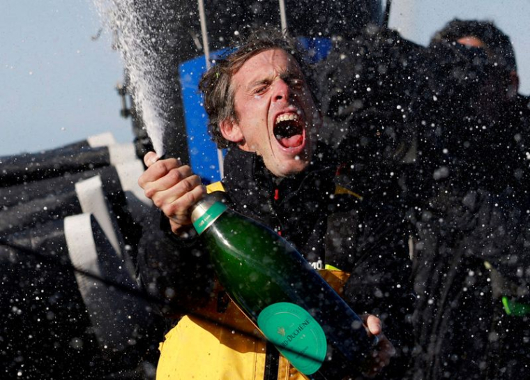 Charlie Dalin célèbre son arrivée au port après avoir remporté le Vendée Globe