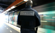 Un agent de sûreté de la RATP sur le quai de la gare RER de Val de Fontenay, à l'est de Paris, le 17 février 2026 ( AFP / Thomas SAMSON )