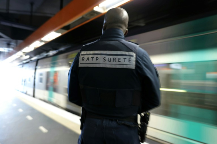 Un agent de sûreté de la RATP sur le quai de la gare RER de Val de Fontenay, à l'est de Paris, le 17 février 2026 ( AFP / Thomas SAMSON )