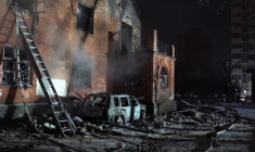 Ukraine: sauveteurs interviennent après une frappe meurtrière sur Kiev