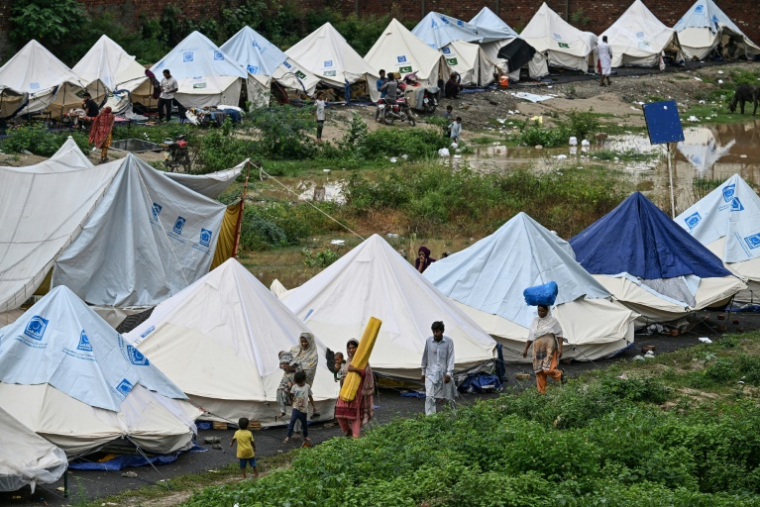 Des personnes évacuées après les crues meutrières et dévastatrices au Pendjab, dans l'est du Pakistan, sont accueillies dans un camp de fortune à Chung, le 31 août 2025 ( AFP / Aamir QURESHI )