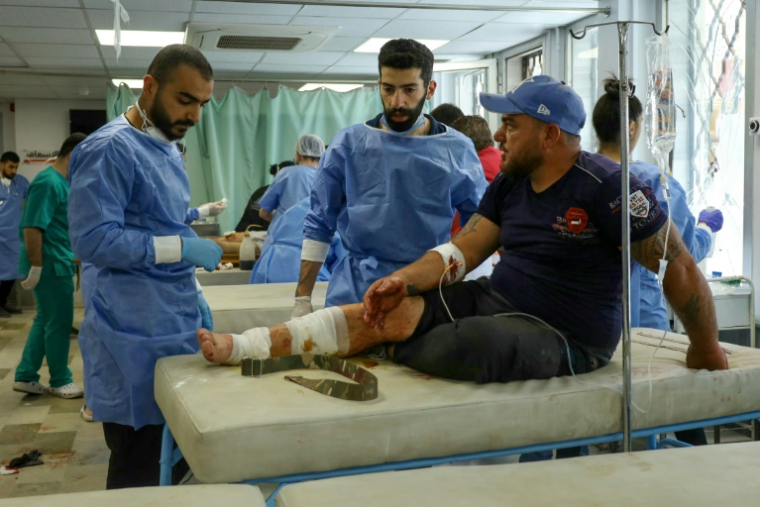 Un homme est soigné dans un hôpital de Soueida, dans le sud de la Syrie, le 18 juillet 2025, après des affrontements entre combattants tribaux et druzes ( AFP / Shadi AL-DUBAISI )