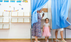 Une femme vote avec sa fille pour la présidentielle roumaine, le 4 mai 2025 à Ciocanesti ( AFP / Mihai Barbu )