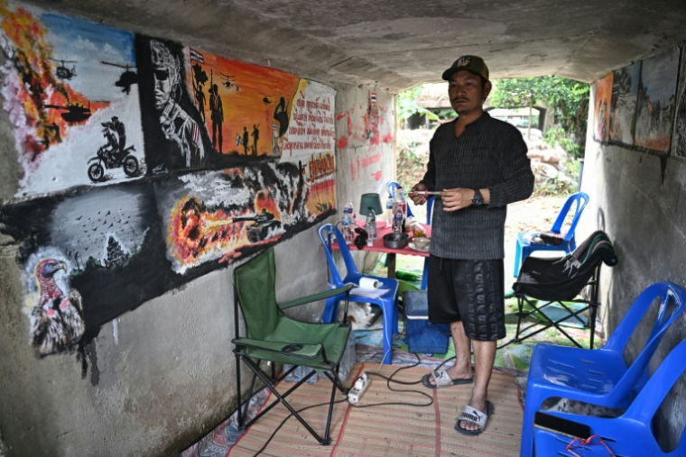 Le professeur de musique Watthanachai Kamngam dans un bunker de la province de Surin, en Thaïlande, le 11 décembre 2025 ( AFP / Lillian SUWANRUMPHA )