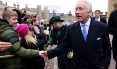 Le roi Charles et la reine Camilla saluent les gens après avoir assisté à l'office des matines de Pâques