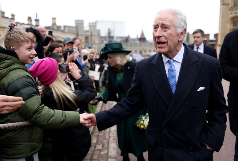Le roi Charles et la reine Camilla saluent les gens après avoir assisté à l'office des matines de Pâques