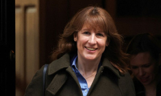 Rachel Reeves, chancelière de l'échiquier britannique, quitte le 11 Downing Street avant les questions au Premier ministre à Londres