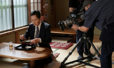 L'acteur japonais Yutaka Matsushige lors du tournage d'un épisode de la série télévisée "Solitary Gourmet" dans un restaurant spécialisé dans le thon à Yokoshibahikari, dans la préfecture de Chiba, le 19 mai 2026 ( AFP / Caroline GARDIN )