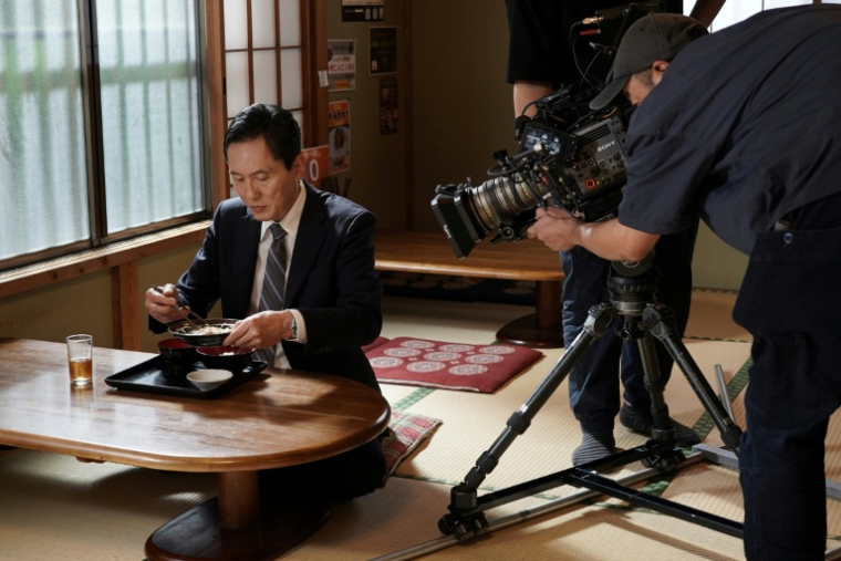 L'acteur japonais Yutaka Matsushige lors du tournage d'un épisode de la série télévisée "Solitary Gourmet" dans un restaurant spécialisé dans le thon à Yokoshibahikari, dans la préfecture de Chiba, le 19 mai 2026 ( AFP / Caroline GARDIN )