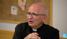 Record de baptêmes, influenceurs catholiques : comment l'Église séduit les jeunes