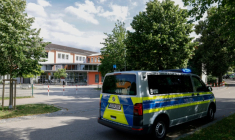 Une voiture de police devant un établissement d'enseignement secondaire à Schongau, où plusieurs personnes ont été blessées et un suspect arrêté après une attaque, le 8 juillet 2026 en Allemagne ( AFP / Michaela Stache )