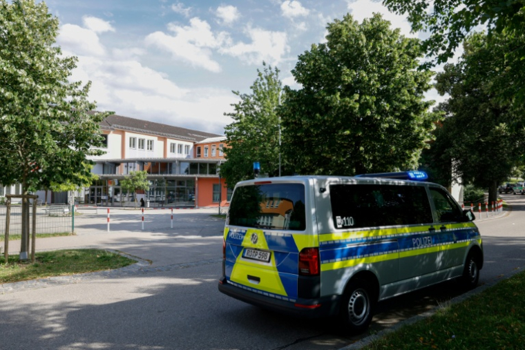 Une voiture de police devant un établissement d'enseignement secondaire à Schongau, où plusieurs personnes ont été blessées et un suspect arrêté après une attaque, le 8 juillet 2026 en Allemagne ( AFP / Michaela Stache )