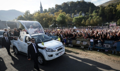 Le pape Léon XIV arrive en papapamobile pour célébrer une messe sur la prairie du sanctuaire marial de Lourdes, dans les Hautes-Pyrénées, le 27 septembre 2026 ( AFP / Valentine CHAPUIS )