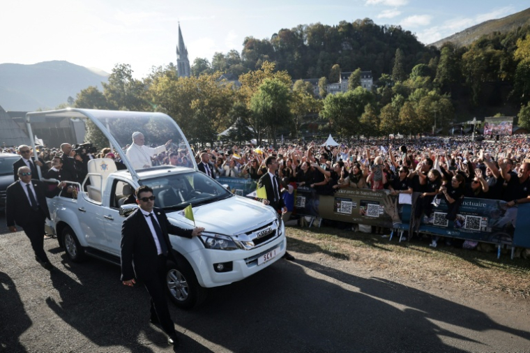 Le pape Léon XIV arrive en papapamobile pour célébrer une messe sur la prairie du sanctuaire marial de Lourdes, dans les Hautes-Pyrénées, le 27 septembre 2026 ( AFP / Valentine CHAPUIS )