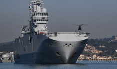 Le PHA Dixmude à Toulon, le 3 avril 2020. ( AFP / ANNE-CHRISTINE POUJOULAT )