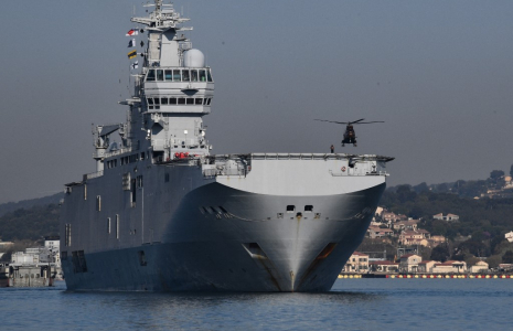 Le PHA Dixmude à Toulon, le 3 avril 2020. ( AFP / ANNE-CHRISTINE POUJOULAT )