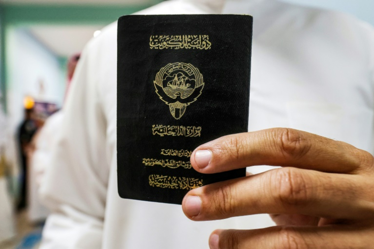 Un passeport koweitien, le 6 juin 2023 à Koweit City ( AFP / YASSER AL-ZAYYAT )