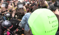 Chicago: altercations entre manifestants et forces de l'ordre devant un centre ICE