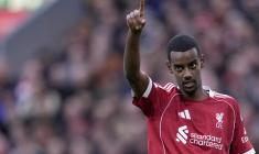 Slot dévoile son plan avec la titularisation d'Isak