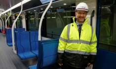 Le président du directoire de la SGP Jean-François Monteils, dans le premier train de la ligne 15, une partie du projet de Grand Paris express, à Champigny-sur-Marne, dans le Val-de-Marne le 28 novembre 2023 ( AFP / Ludovic MARIN )