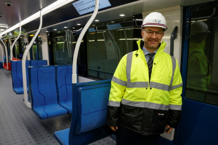 Le président du directoire de la SGP Jean-François Monteils, dans le premier train de la ligne 15, une partie du projet de Grand Paris express, à Champigny-sur-Marne, dans le Val-de-Marne le 28 novembre 2023 ( AFP / Ludovic MARIN )