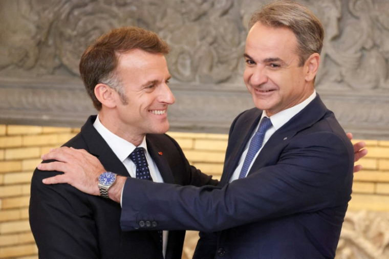 Emmanuel Macron et Kyriakos Mitsotakis à Athènes le 25 avril 2026 ( AFP / Ludovic MARIN )