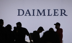 Des journalistes attendent la conférence de presse du PDG de Daimler, et du président d'Aarbar, à Stuttgart