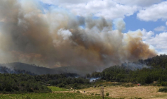 Incendie dans les collines du sud de la France près de Narbonne