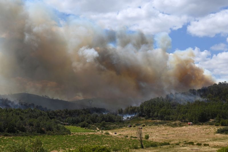 Incendie dans les collines du sud de la France près de Narbonne