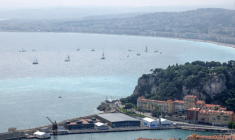 La ville de Nice et (au premier plan) le centre de conférences du sommet mondial sur les océans, le 8 juin 2025 ( AFP / Valery HACHE )
