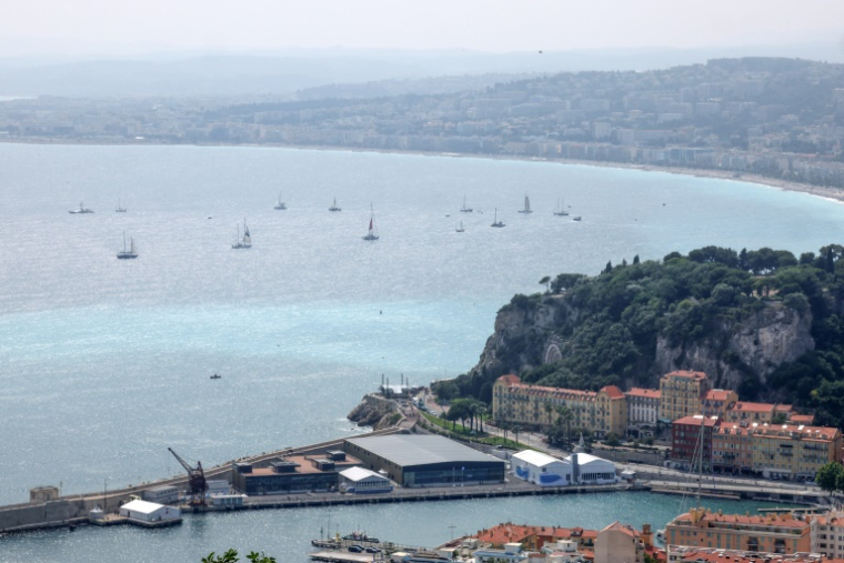 La ville de Nice et (au premier plan) le centre de conférences du sommet mondial sur les océans, le 8 juin 2025 ( AFP / Valery HACHE )