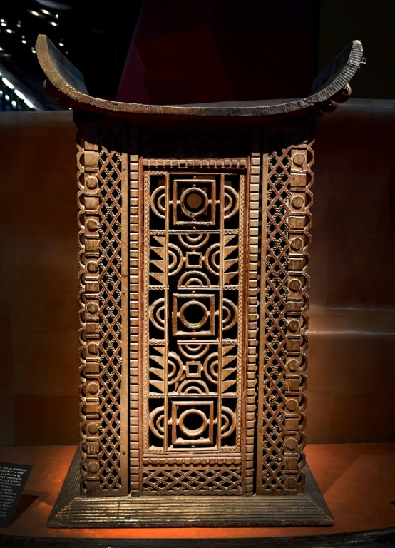 Le trône du roi Ghezo d'Abomey, au Bénin, datant du début du XIXe siècle le 18 juin 2018 au Musée du Quai Branly-Jacques Chirac à Paris ( AFP / GERARD JULIEN )