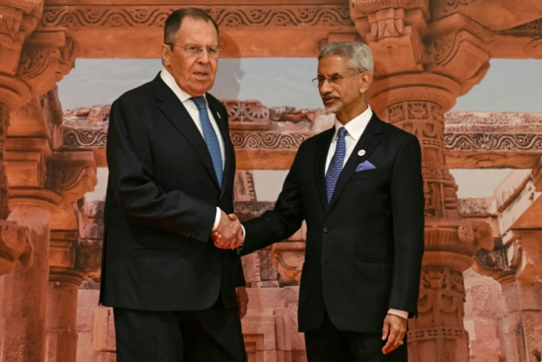 Le ministre indien des Affaires étrangères, Subrahmanyam Jaishankar (à droite), accueille son homologue russe, Sergueï Lavrov, à l'ouverture de la réunion des ministres des Affaires étrangères des Brics au Bharat Mandapam, le 14 mai 2026 à New Delhi ( AFP / Arun SANKAR )